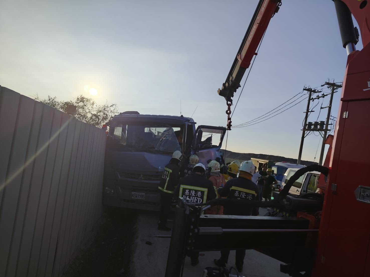 周姓男子駕駛曳引車追撞前方減速的同向曳引車。強大撞擊力導致周男車頭嚴重凹陷,周男一度夾困車內。