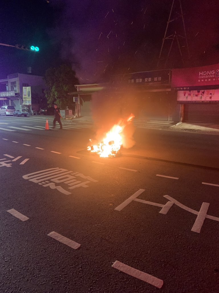台南女酒駕摔車!機車瞬間變火球 遭烈焰吞噬畫面曝