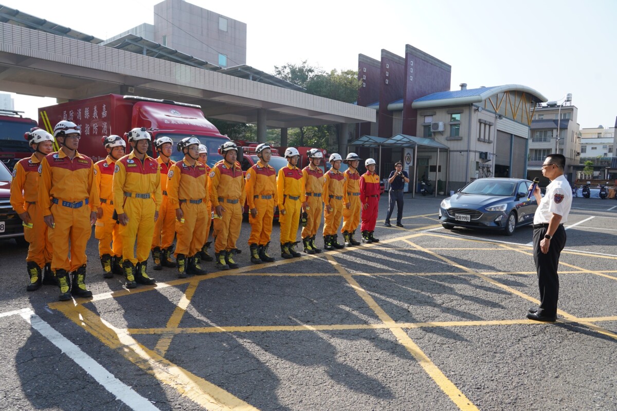 嘉義縣消防局局長蔡建安勉勵10位特種搜救隊人員,展現嘉義縣對災區的關懷與支援。(圖/嘉義縣消防局提供)