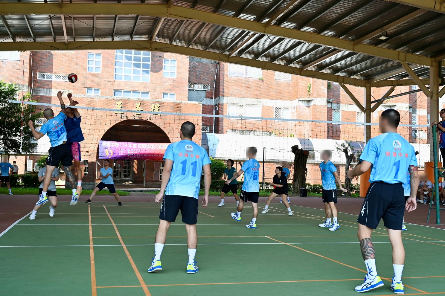 透過國立高雄師範大學和雄商女排的志工服務,讓高雄明陽中學學生進行校際排球交流活動