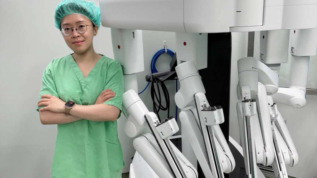 ▲林宜右醫師和達文西機器人手術機器。（圖／大里仁愛醫院提供）