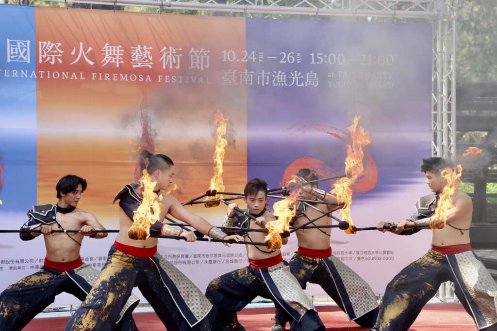 ▲「即將成真火舞團」於記者會現場帶來精彩表演，展現火舞與肢體結合的獨特魅力。