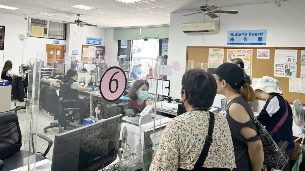 ▲光復戶所增設地政服務窗口,跨機關結合地政、健保便民服務。