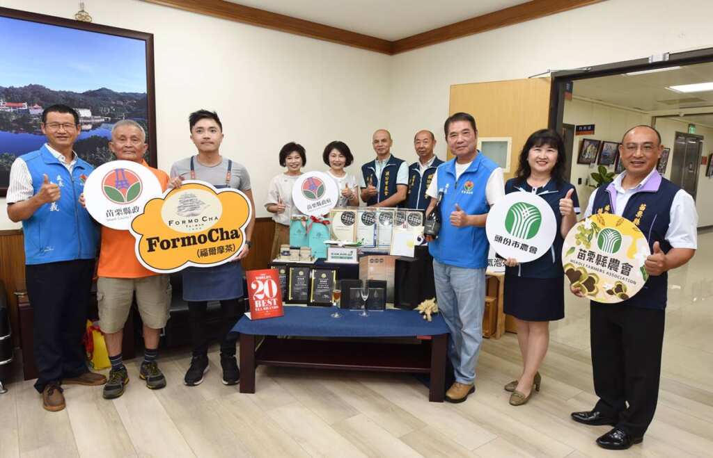 ▲苗栗縣長鍾東錦接見表揚青年製茶師張家齊。