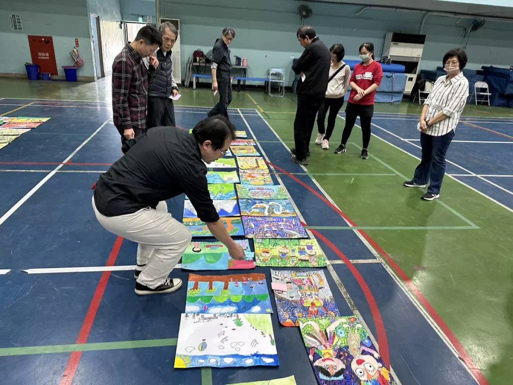 第26屆梅嶺獎全國學生美術比賽複賽現場-參賽者現場完成作品後,評審進行與原件比對