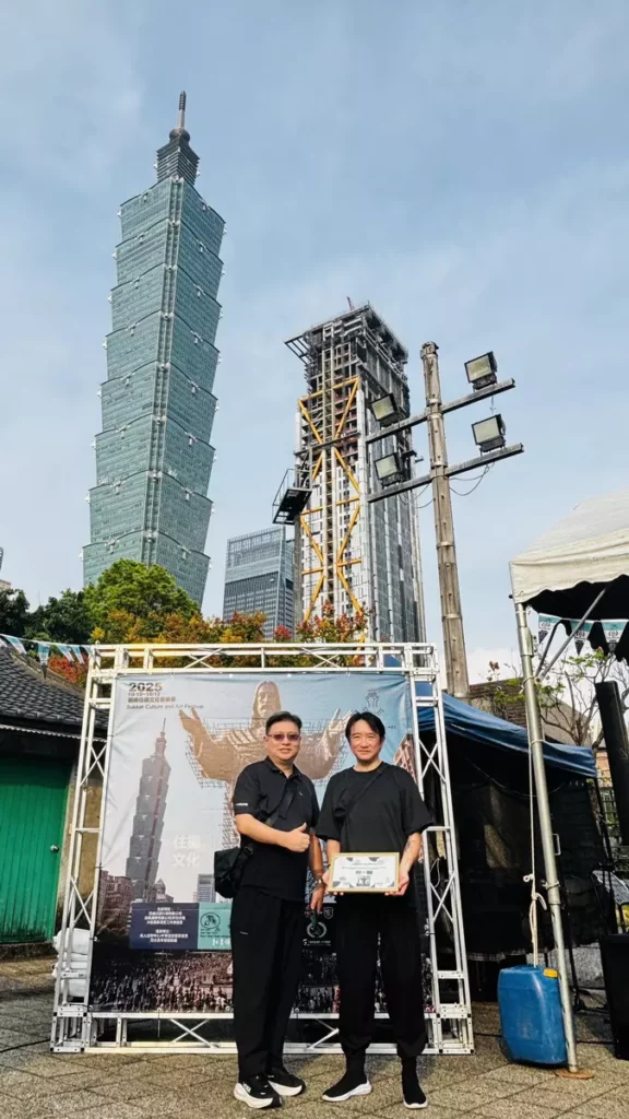 台灣未來教育研究學會理事長張楷文(右)與CKFF國度影展執行長黃頌揚(左)