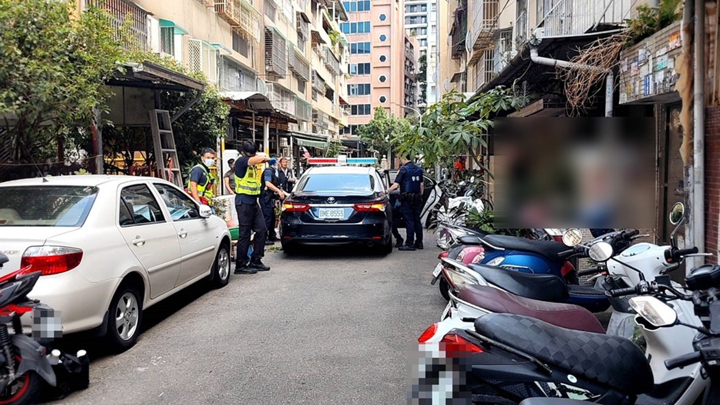 ▲圖說:蕭男與女友因感情問題爭執,持磚塊及美工刀攻擊導致女友親友3人受傷,警方迅速將蕭嫌制伏 (圖/台中市政府 提供)