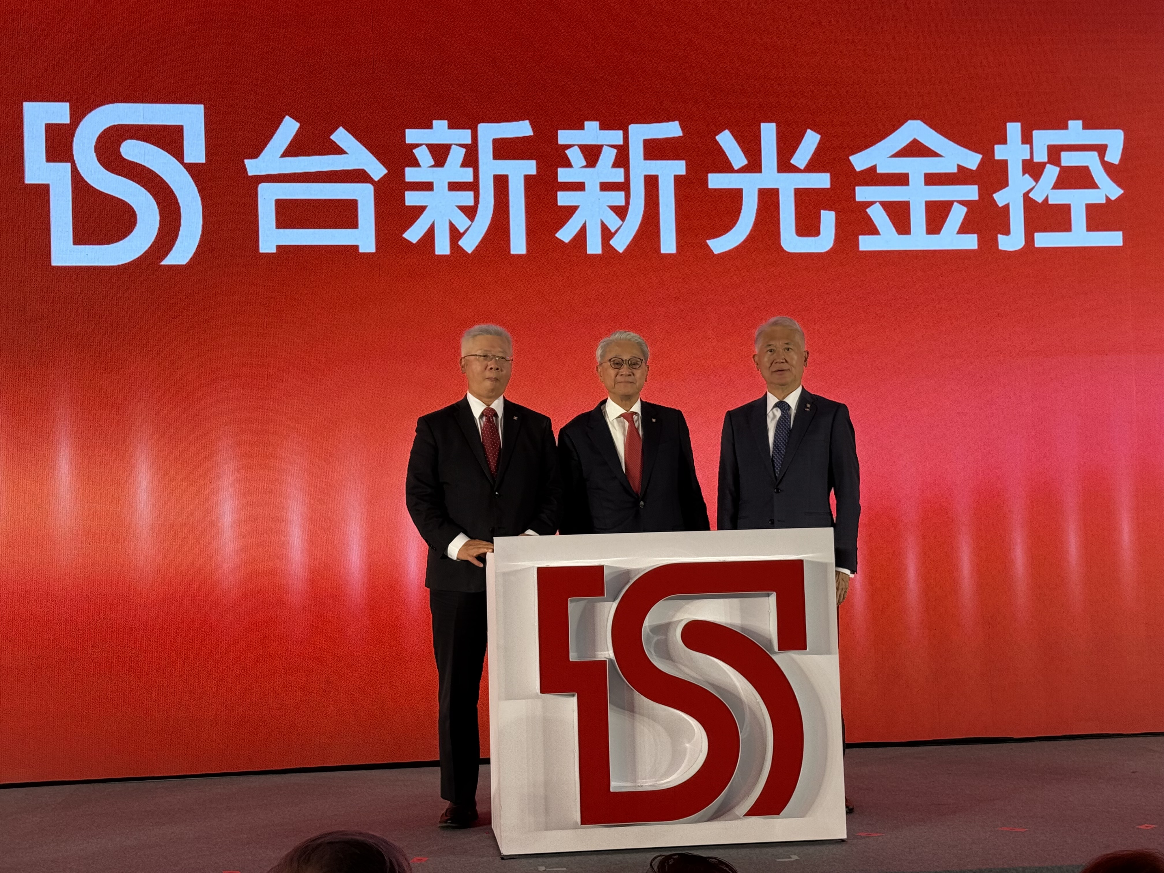 台新新光金前三季EPS自結1.51元 全體金控獲利一表速讀!