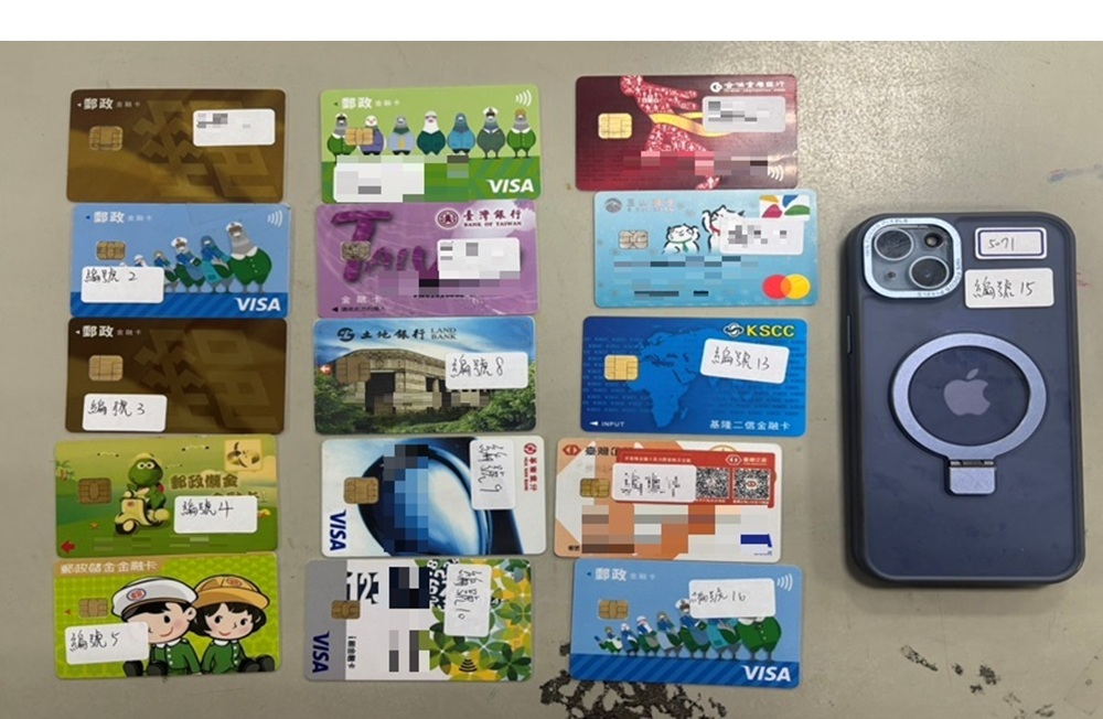 身藏14張金融卡 巡邏警鷹眼緝詐當場逮20歲提領車手 217 cnews204251013a03