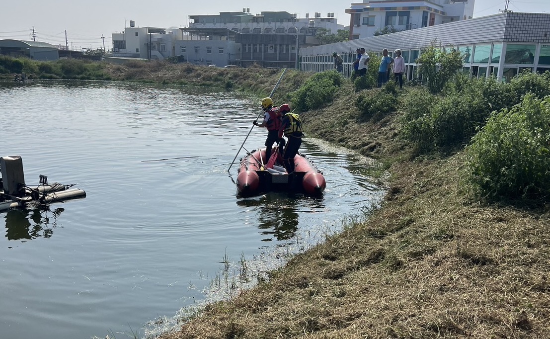 高雄男醉酒稱「想洗澡」 走進魚塭秒下沉成冰冷屍體 198 高雄男醉酒稱「想洗澡」 走進魚塭秒下沉成冰冷屍體 197
