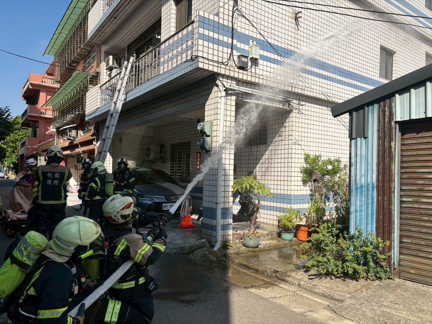 模擬巷弄火警!桃園消防逼真演練 跨分隊協作強化救災能力 S 39379134 0
