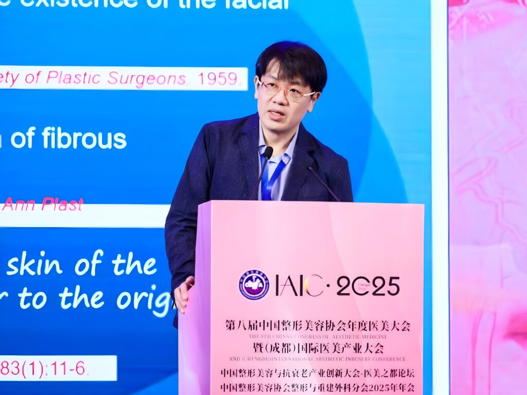 張光正醫師相信「批評是再次證明專業的契機」。(真美學時尚診所提供)