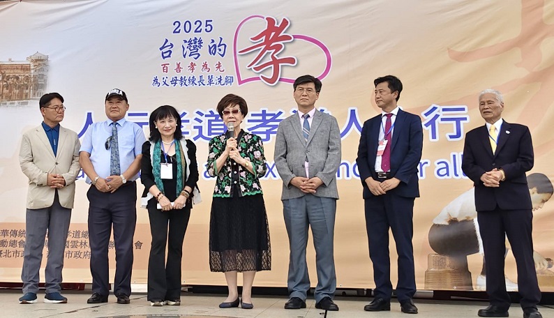 ▲台灣前副總統呂秀蓮，在為長輩洗脚孝親活動中發表演講。