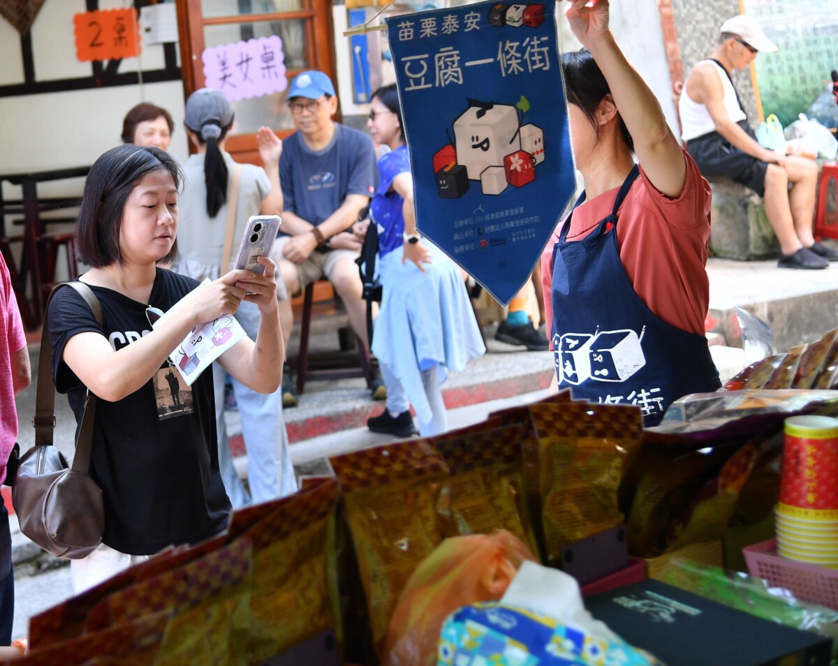 ▲與店家合照上傳粉專即可領取「骰子拋拋券」參加互動遊戲。