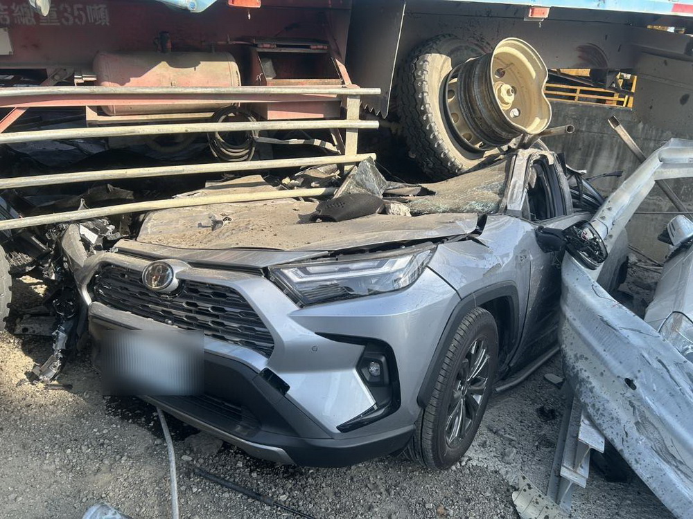 國道2號甲線圳頭交流道大貨車失控衝出匝道 撞民營停車場多車受損 - https://www.watchmedia01.com