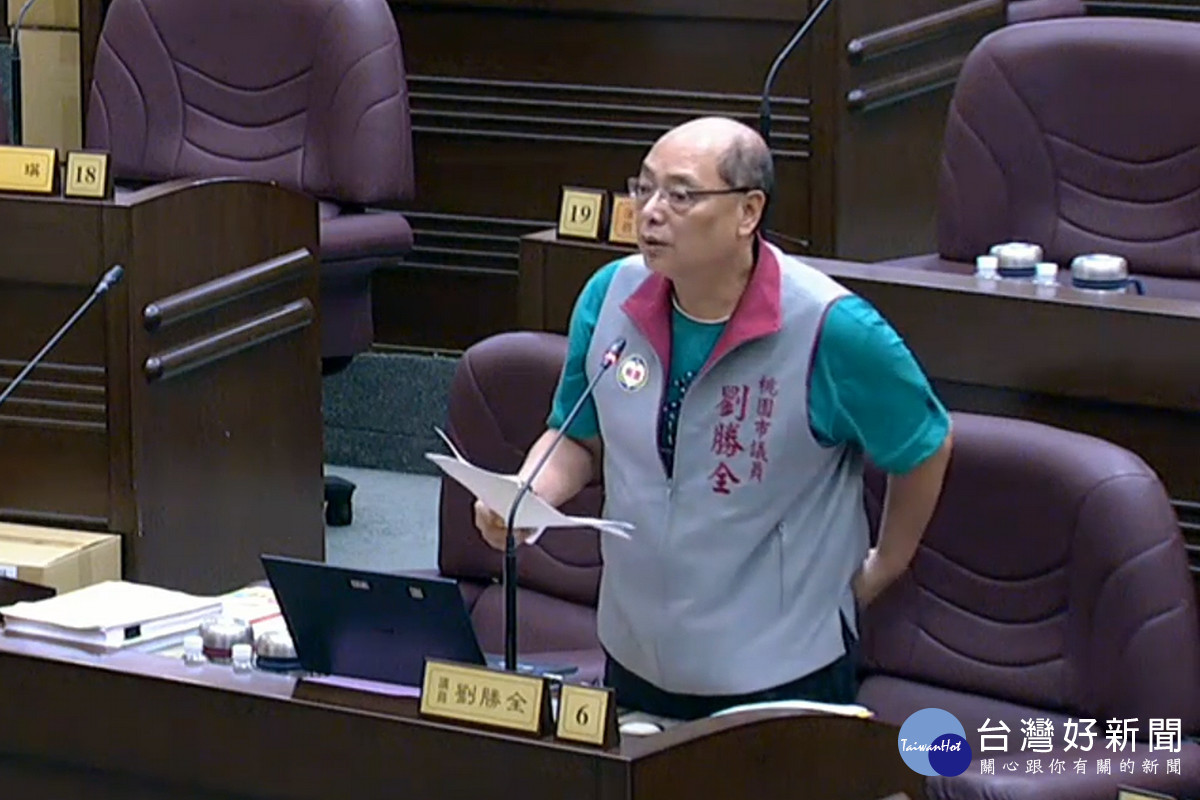 桃園市議員劉勝全於議事堂進行質詢。<br /><br />
