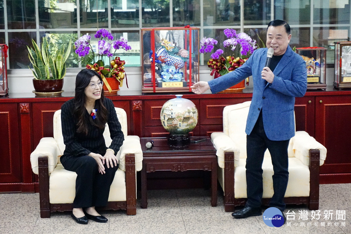 國民黨主席候選人鄭麗文前來拜會,桃園市議長邱奕勝表達祝賀與支持。<br /><br />