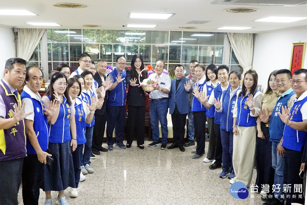 國民黨主席候選人鄭麗文拜會桃園市議長邱奕勝,藍營議員們贈「凍蒜」手比5號預祝當選。