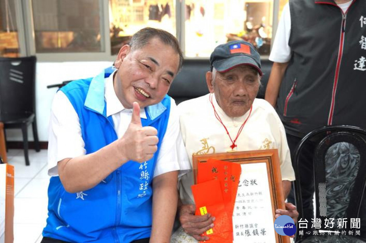 副縣長陳見賢（左）拜訪百歲公王石金（右）。