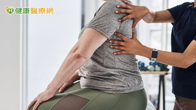 跌倒背痛三個月沒好痛到掛急診　竟是脊椎出了「這個」大問題