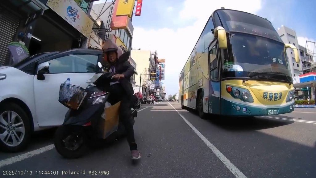 影/駕駛開車門擊落騎士!下車幫扶問「騎車沒在看衝這麼快」 目擊者嗆:自己開車門不看後面