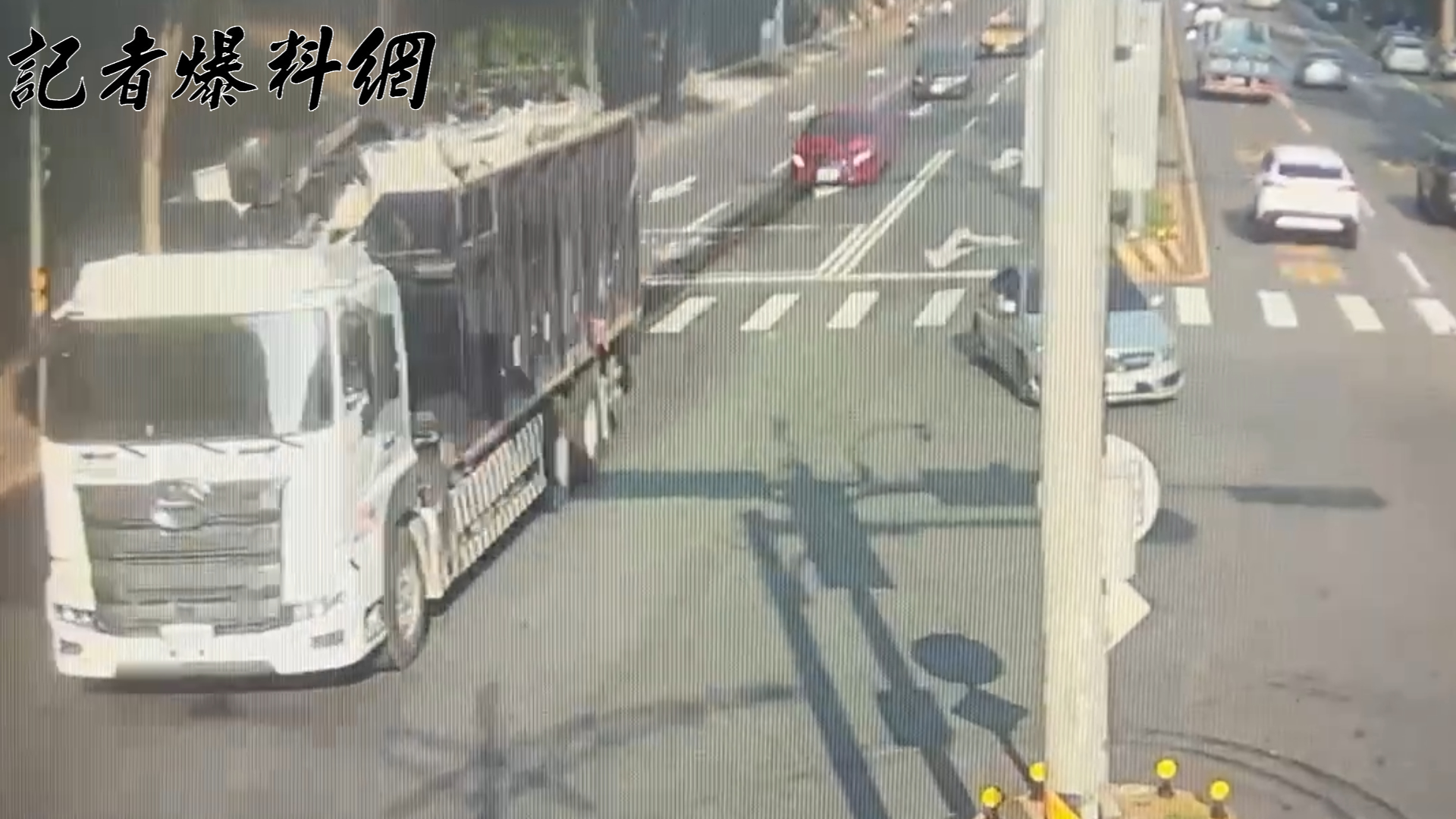 29歲李姓男子駕駛大貨車行經長壽路時,因貨車上所載貨物沿路漏油,導致後方3輛機車打滑集體「犁田」。