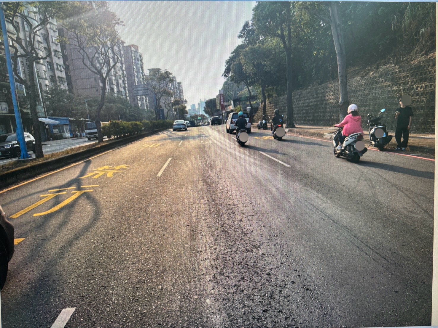 29歲李姓男子駕駛大貨車行經長壽路時,因貨車上所載貨物沿路漏油,導致後方3輛機車打滑集體「犁田」。