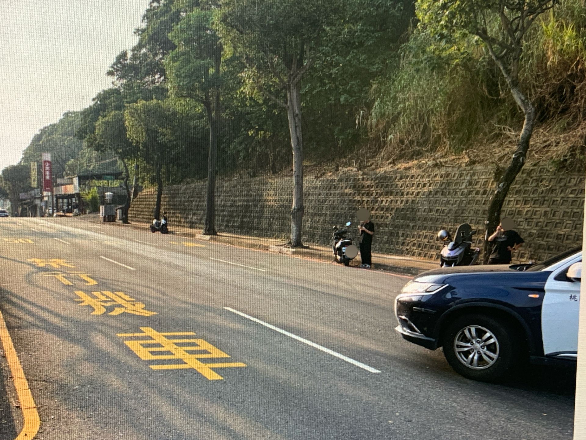 29歲李姓男子駕駛大貨車行經長壽路時,因貨車上所載貨物沿路漏油,導致後方3輛機車打滑集體「犁田」。