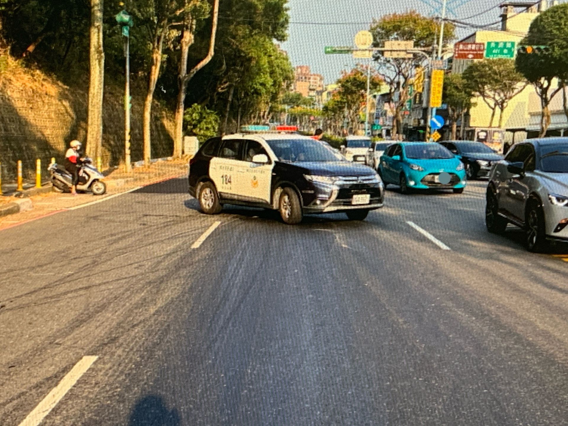 29歲李姓男子駕駛大貨車行經長壽路時,因貨車上所載貨物沿路漏油,導致後方3輛機車打滑集體「犁田」。