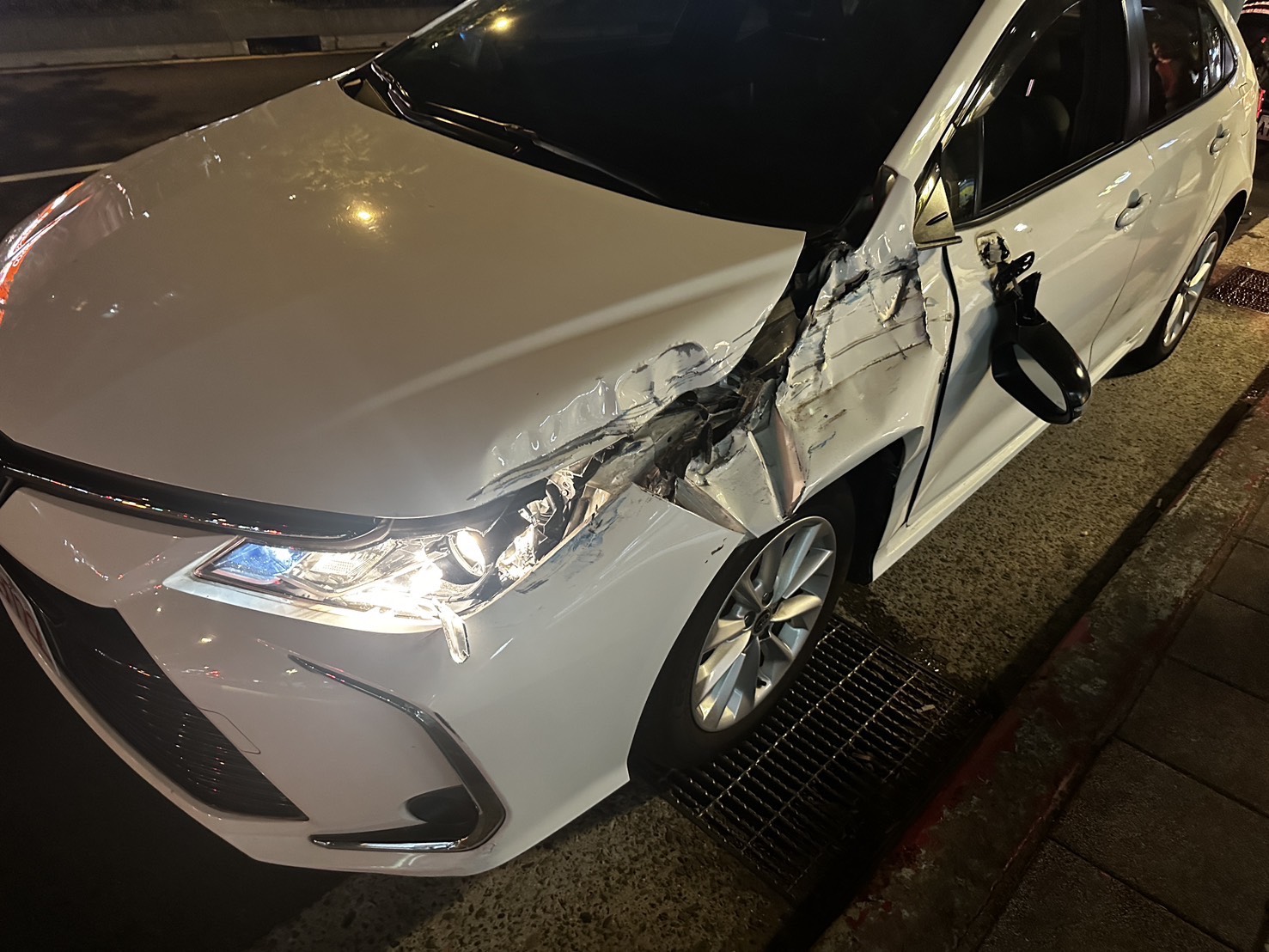64歲陳姓男子駕駛多元計程車,行經該路段時,自稱因天色昏暗加上車體A柱阻擋視線,不慎追撞前方1輛準備左轉而暫停禮讓對向直行車輛的自小貨車。