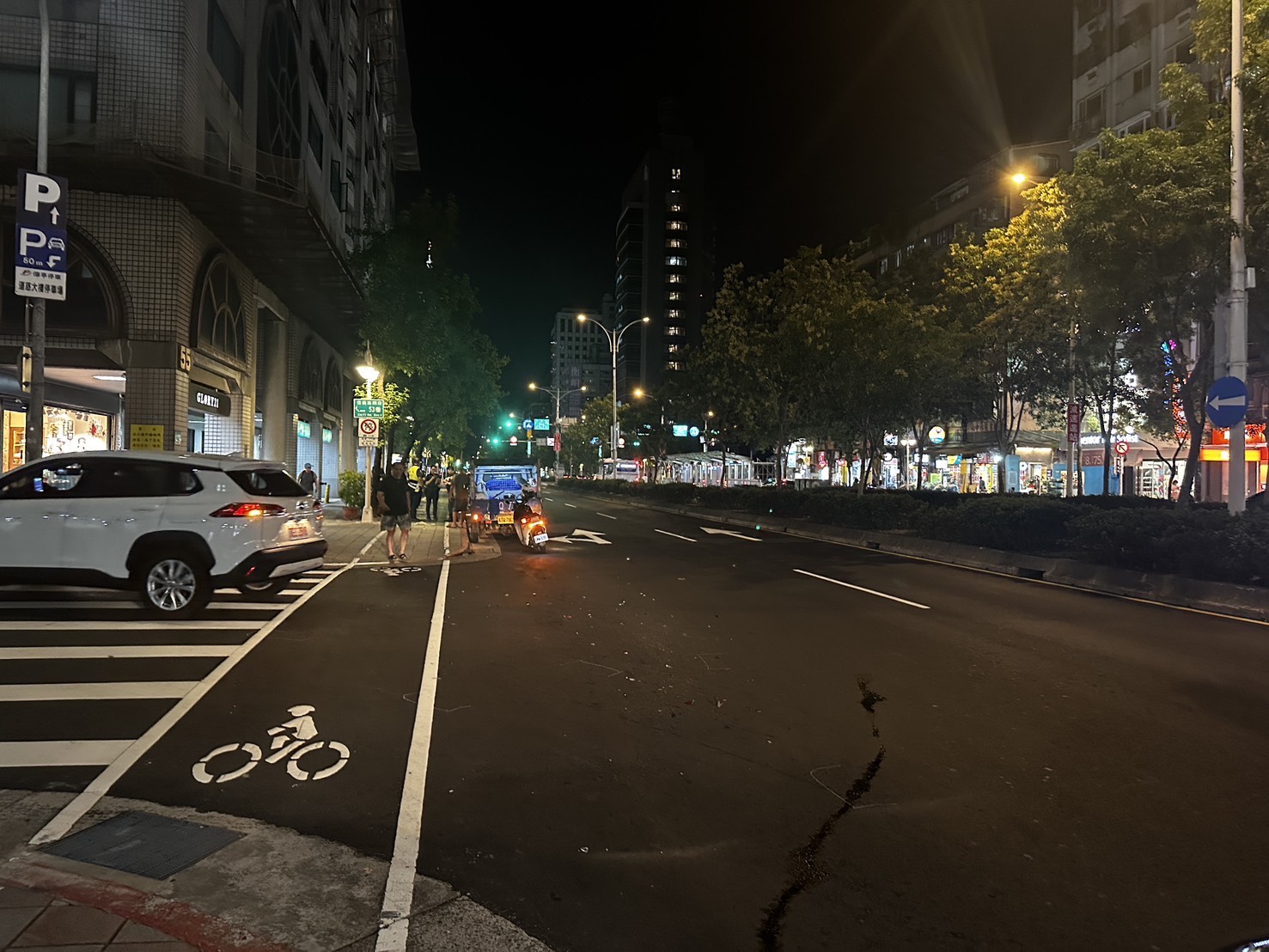 台北市大安區信義路四段一帶,昨(13)日晚間19時許發生追撞事故。