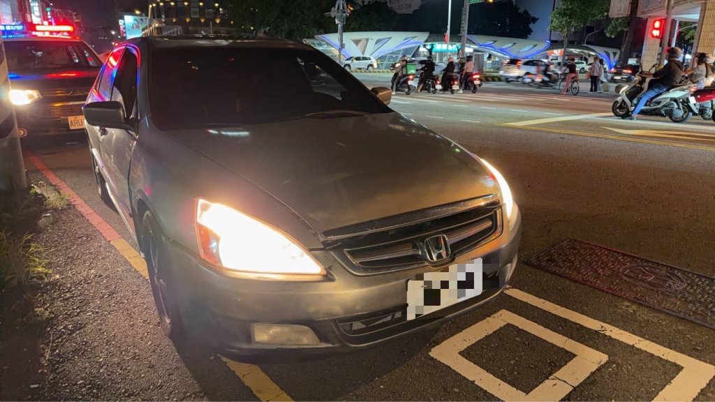 攔查註銷車輛拒檢逃逸撞5車 駕駛乘客棄車逃逸警鎖定對象追緝
