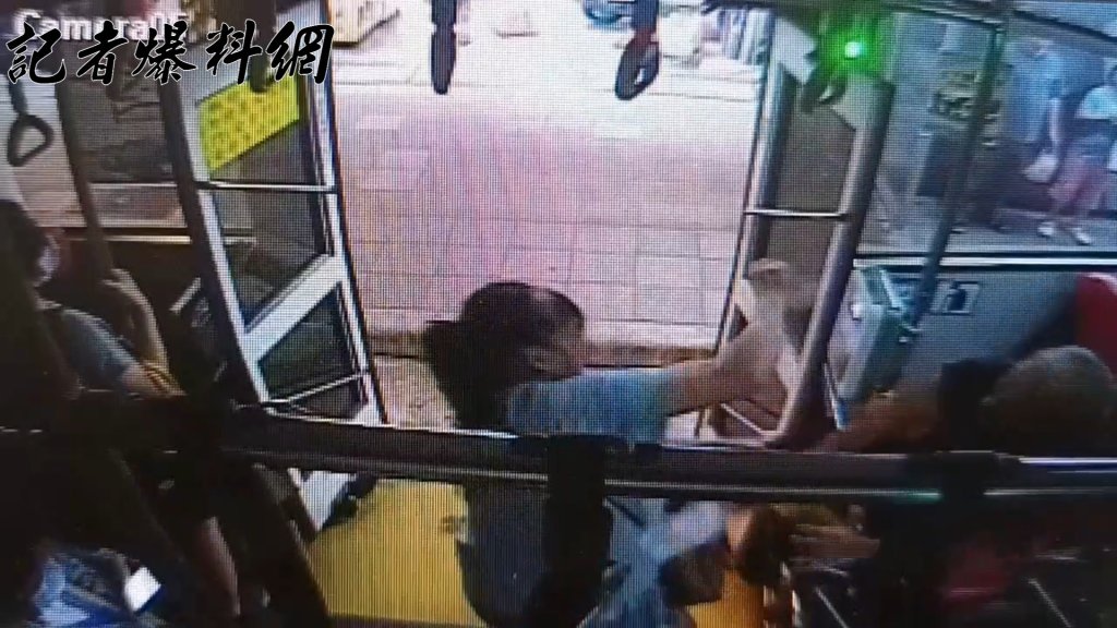 基隆公車全武行過程曝光!婦「淺拖仔」狂巴、老翁連環腳回踹