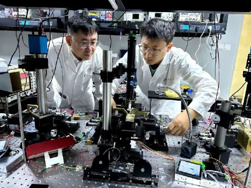 陸科研團隊成功研製超寬頻光電融合系統 實現全頻段高速無線通信