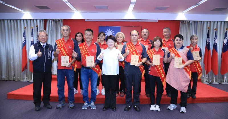 歡慶清潔隊員節！ 盧秀燕表揚中市績優清潔隊員