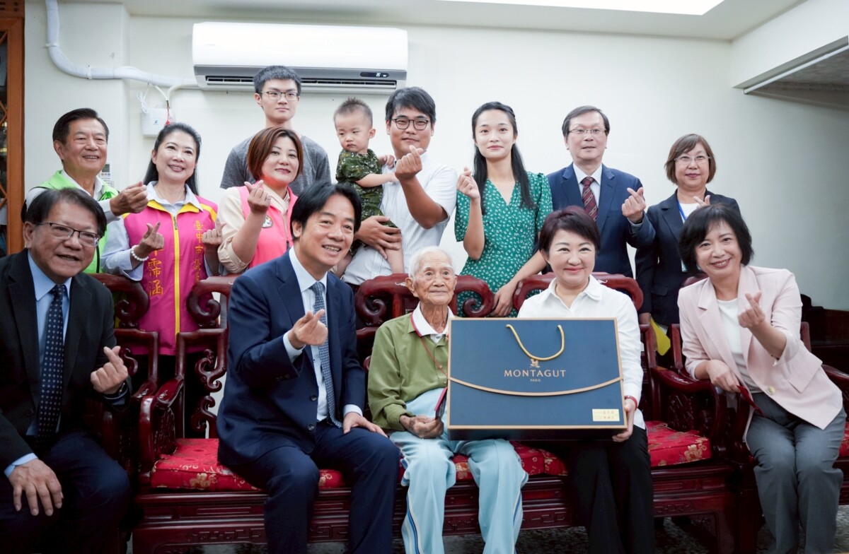▲總統賴清德、市長盧秀燕訪台中百歲人瑞，與陳活森阿公一家合影。(圖/中市府提供)
