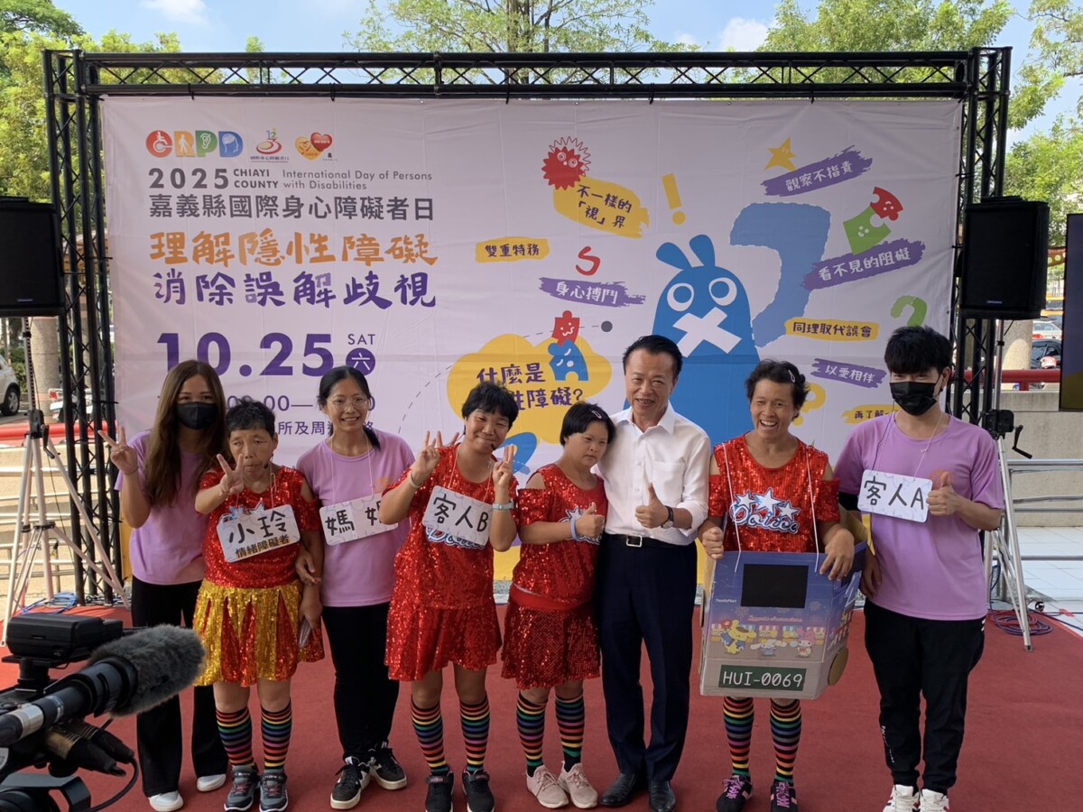 嘉義縣將於10月25日在溪口鄉嘉年華踩街登場,翁章梁縣長呼籲保持對情緒障礙患者與隱形障礙者同理心。(圖/記者陳惲朋攝)