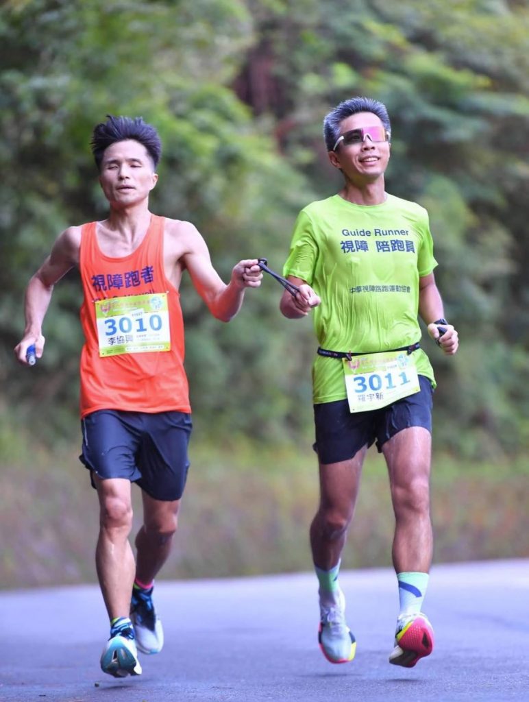 阿興與FXT領跑員之一的羅宇新(Lobo)一同參加風櫃嘴公益路跑17K培養默契。