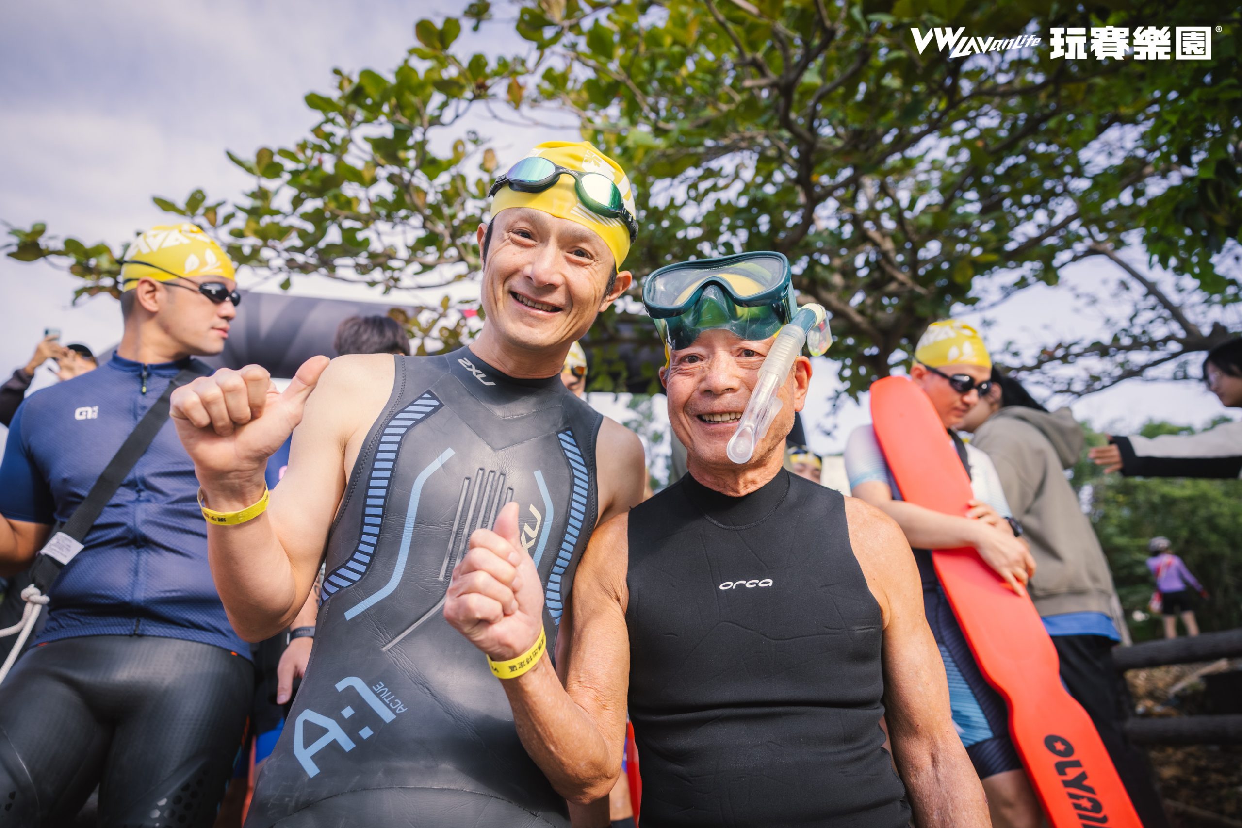 極限鐵人范永奕老師帶著年邁 80 幾歲的父親利用呼吸管、魚雷浮標完成首次開放水域挑戰