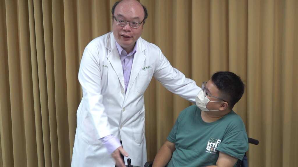 ▲台中中山附醫血液病中心翁德甫主任醫療團隊引進國際創新療法,為病友傅先生突破治療困境,提高生活品質,翻轉病友人生。(記者林明佑攝)