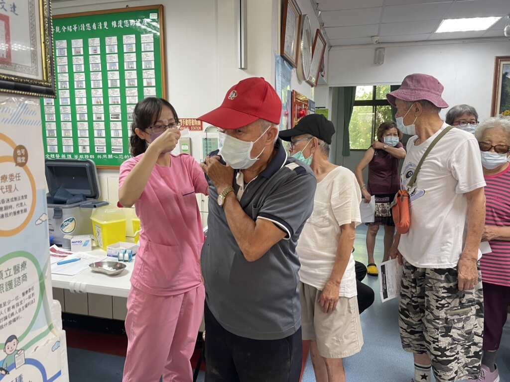▲因應秋冬病毒高峰,彰化榮家流感、新冠疫苗接力接種。(彰化榮家提供)