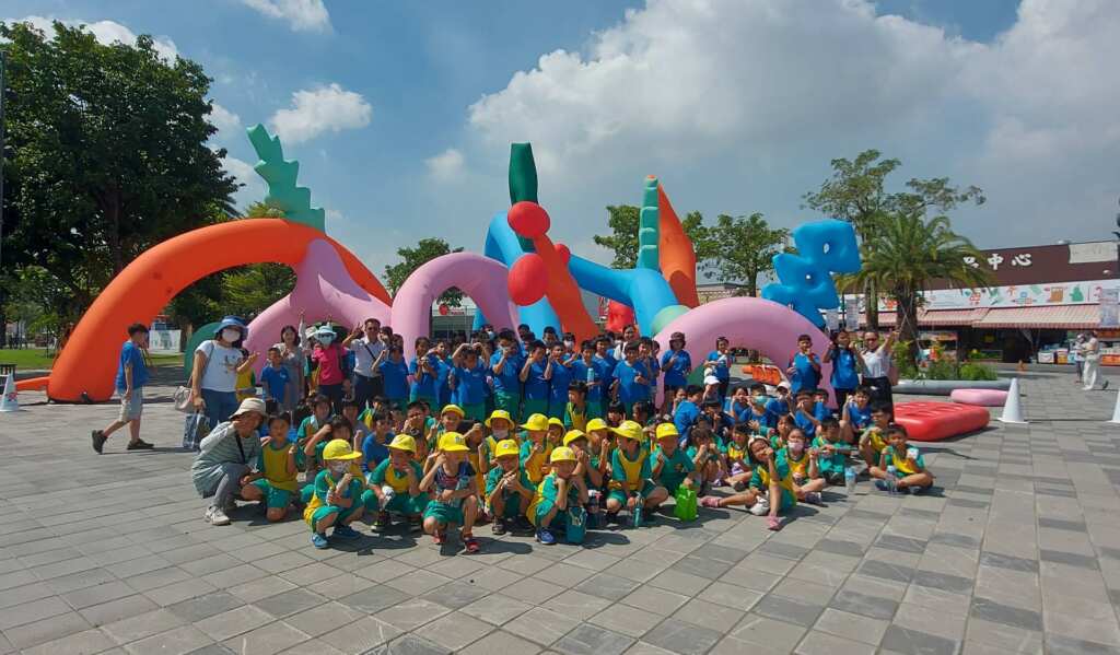 ▲福德國小全校師生走出校園,將2025台灣設計展《彰化行》化為一間廣闊的戶外教室。(福德國小提供)