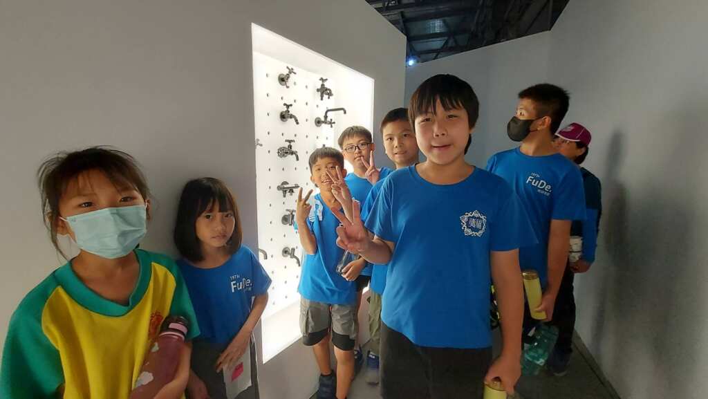 ▲當學生在展場中發現，原來家中許多日常用品、甚至是世界冠軍的產品都來自彰化時，臉上流露出驚訝與驕傲的神情。（福德國小提供）