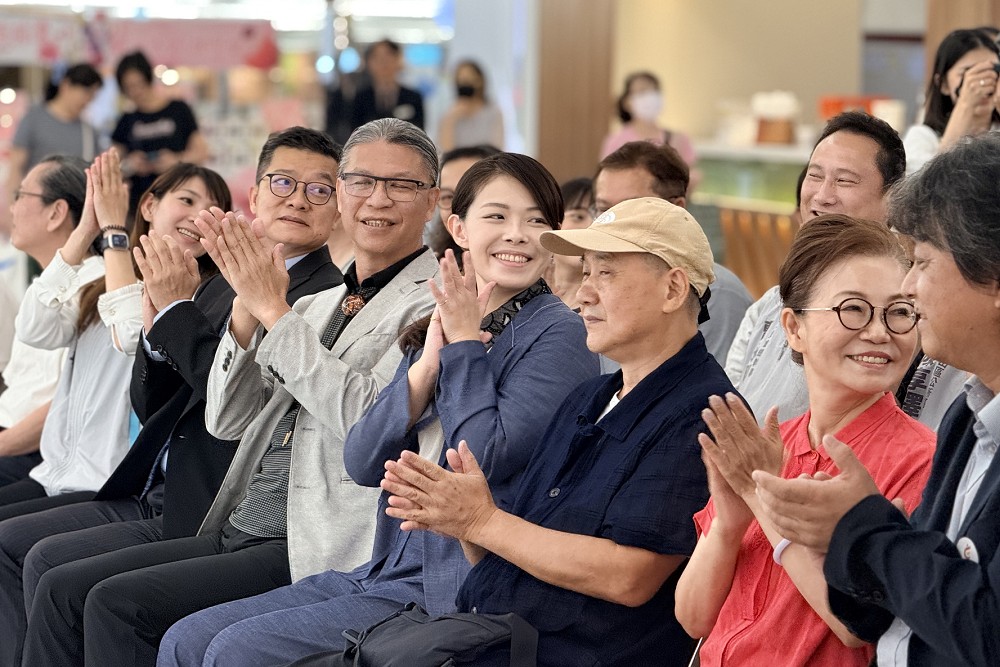 高虹安出席「光映青春・藝聚香山」開幕 現場民眾互動熱絡 214 高虹安出席「光映青春・藝聚香山」開幕 現場民眾互動熱絡 213