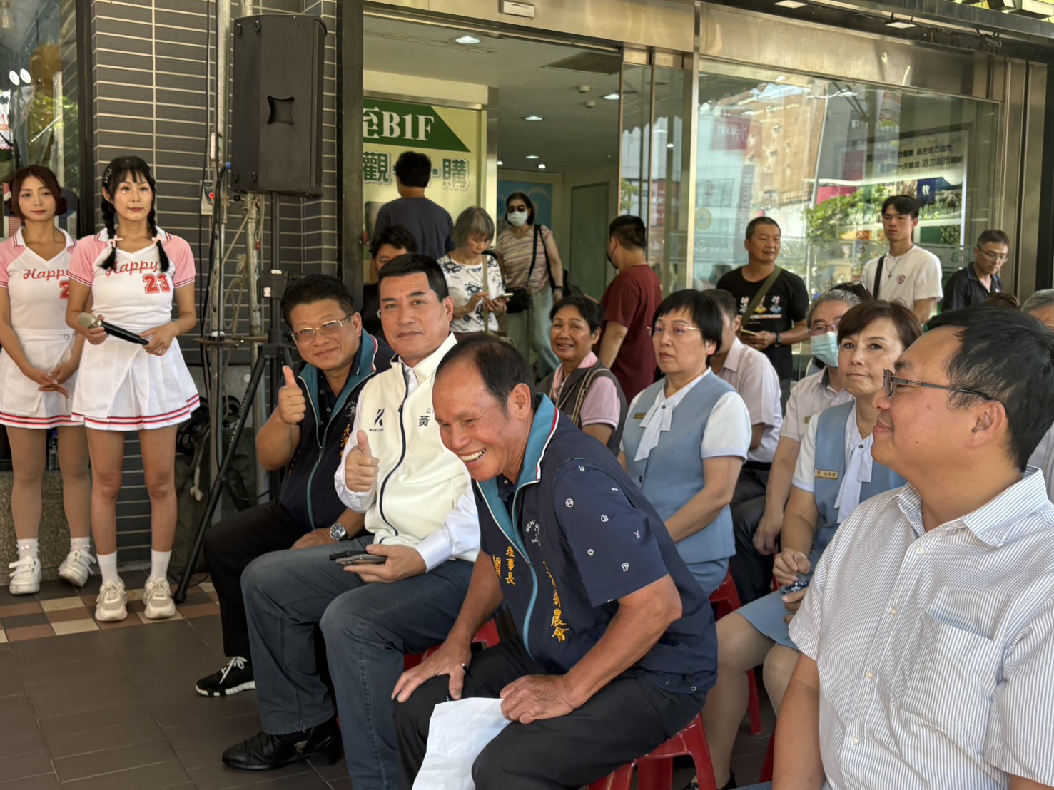 「長濱金剛紅不浪」雜糧季展售會在板橋活力超市前廣場開幕,黃仁現身力挺家鄉農產品,並邀請民眾一同感受東海岸的豐饒與熱情。(圖/黃仁國會辦公室)