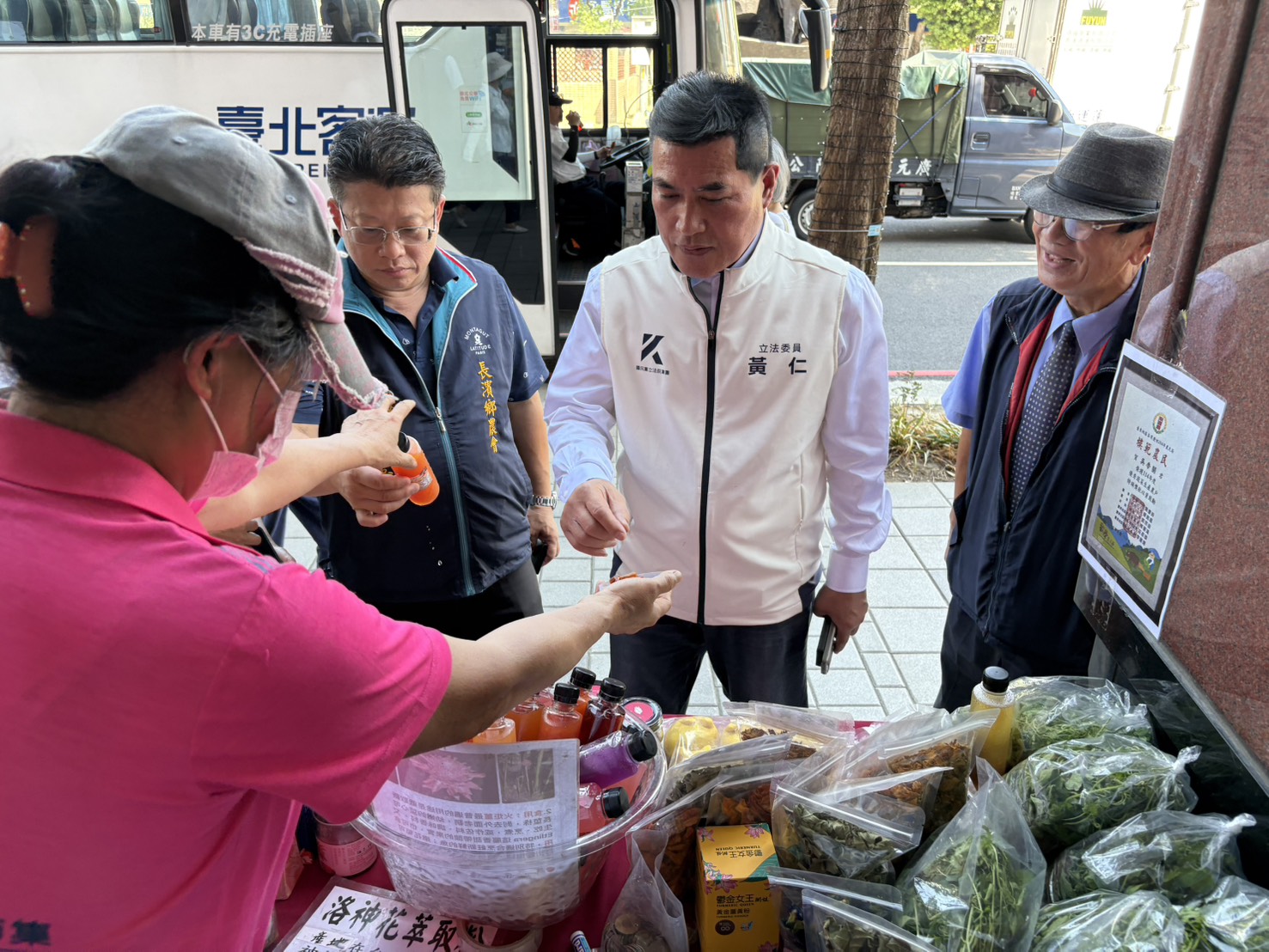 黃仁驚喜現身,受到參加展售的家鄉原住民族人熱情歡迎。(圖/黃仁國會辦公室)
