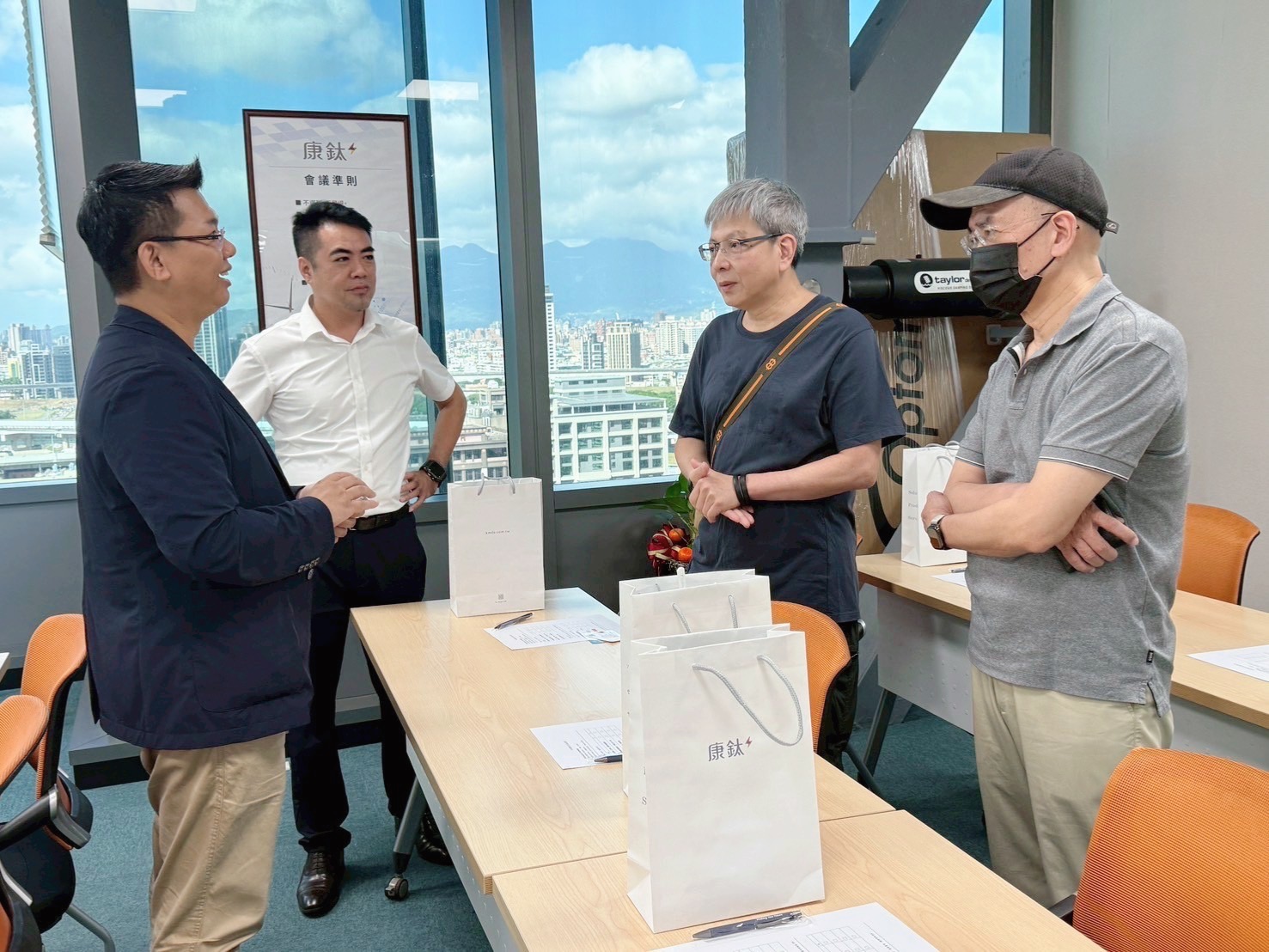 印事平台共同創辦人吳瑞峰(左一)與康鈦科技專案經理許志豪(左二)於論壇現場交流印刷業AI整合應用方向。(圖/記者林照東翻攝)
