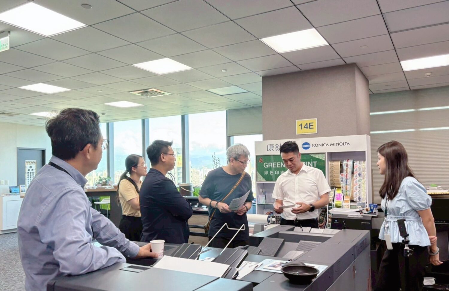 康鈦科技展示「AccurioPro Flux」智慧印刷管理系統,說明AI自動排程與雲端拼版技術如何協助印刷業者提升效率。(圖/記者林照東翻攝)