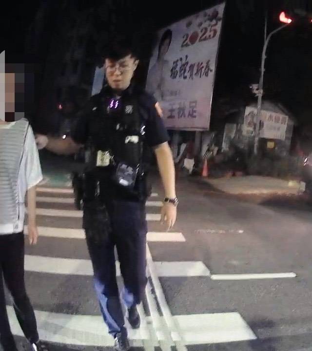 ▲婦人夜盲症摸黑返家，斗南警即時協助平安返家。(記者劉春生攝)