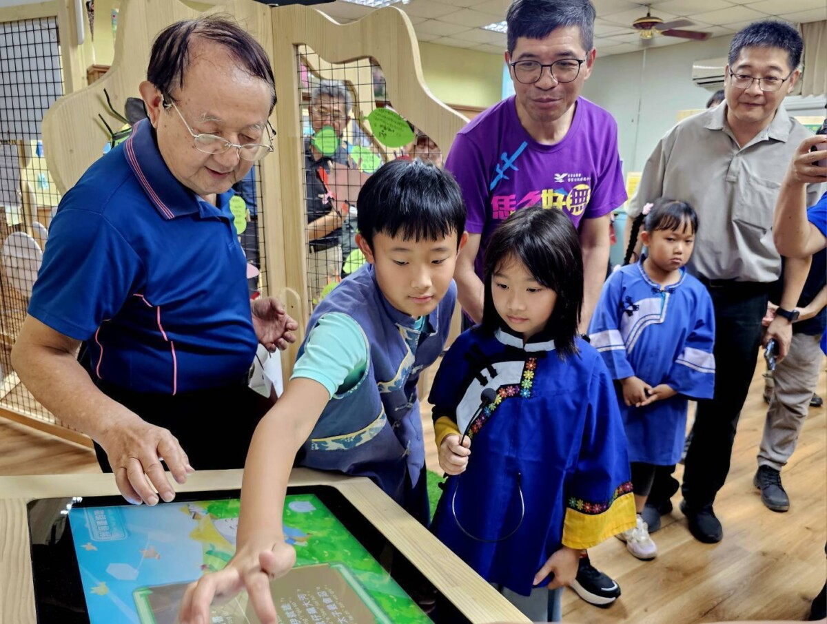▲客家文化發展中心「六堆校園行動展」獲得2025美國TITAN創新獎肯定，圖為學童解說展出內容。